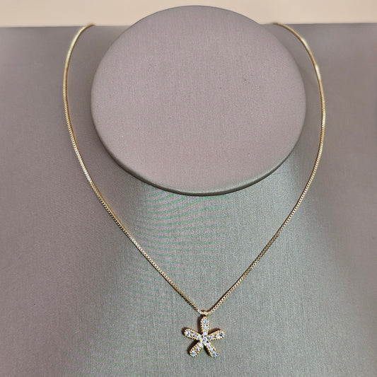 Collar Baño de Oro Sutil Flor Alargada