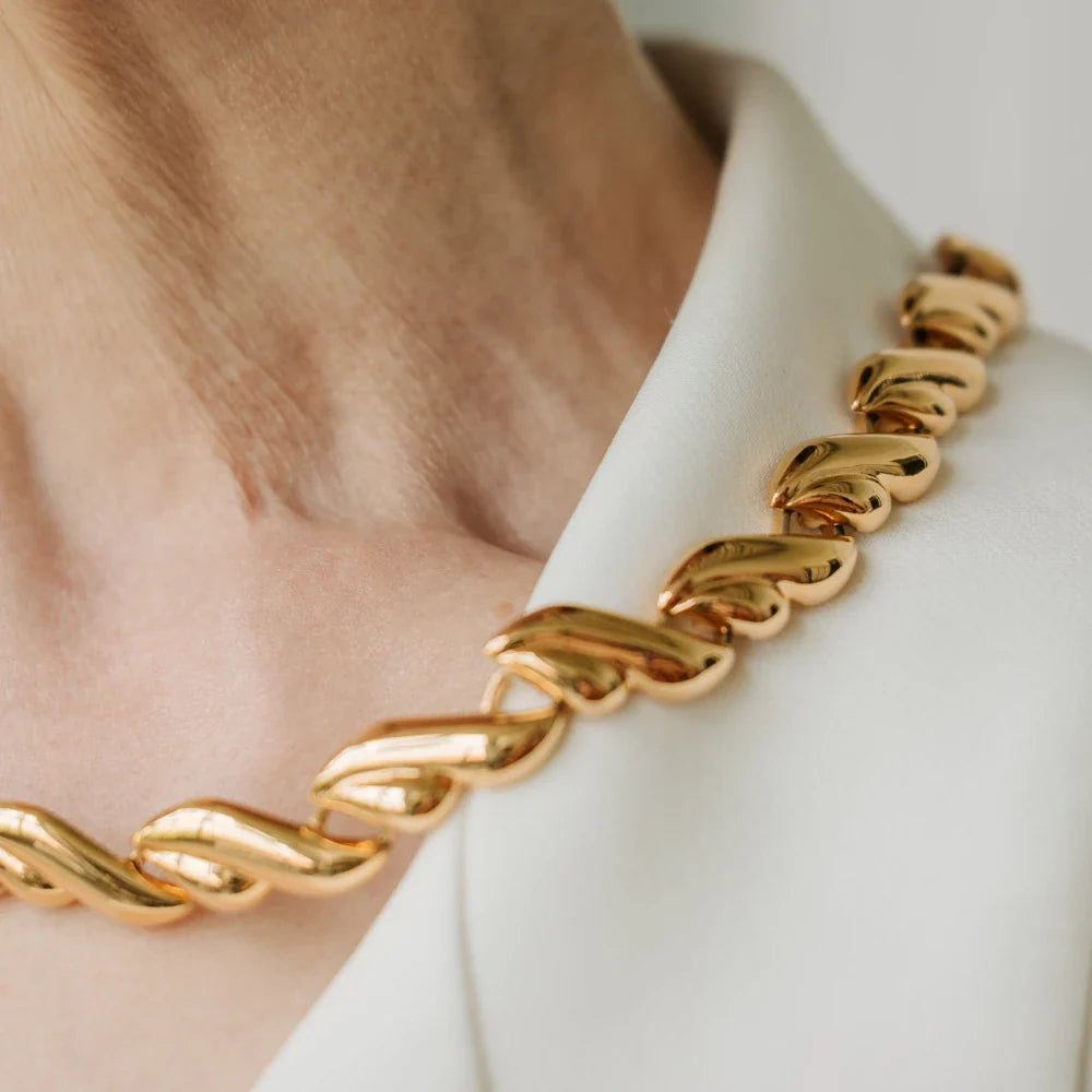 Cómo combinar un collar de baño de oro con mi vestuario día a día