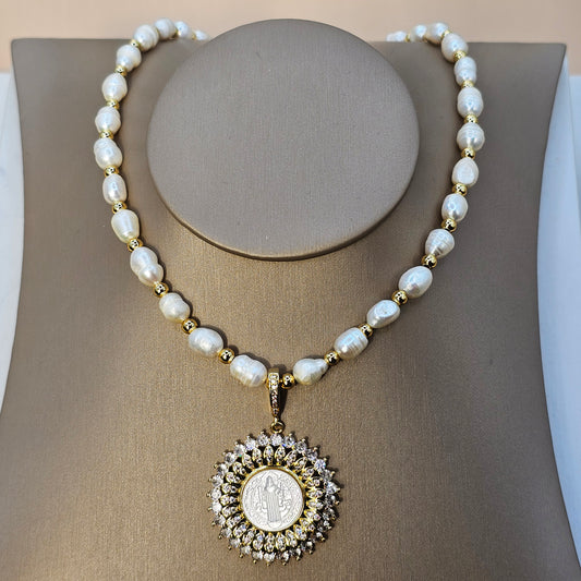 Collar Baño de Oro Perlas Colgante San Benito Cristales