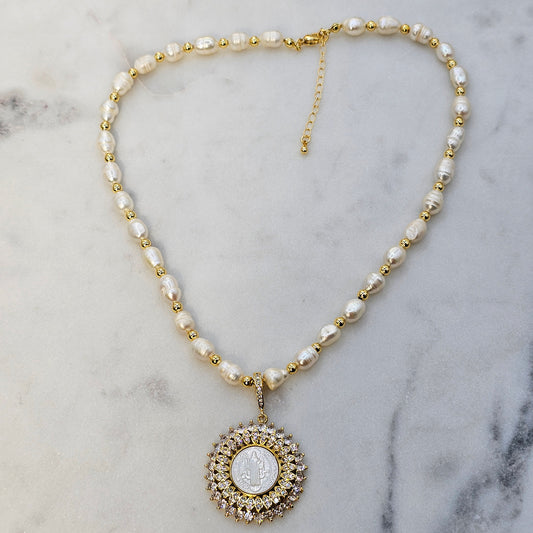 Collar Baño de Oro Perlas Colgante San Benito Cristales