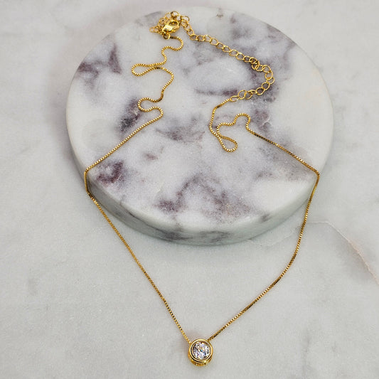 Collar Baño de Oro Sutil Punto de Luz Cristal