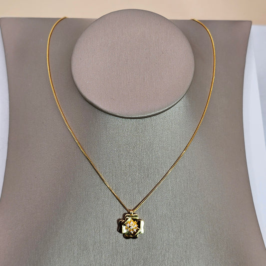 Collar Baño de Oro Sutil Flor Cuatro Hojas
