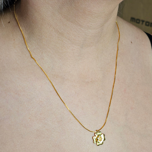 Collar Baño de Oro Sutil Flor Cuatro Hojas