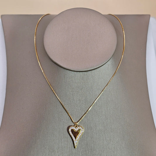 Collar Baño de Oro Sutil Corazon Alargado Cristales