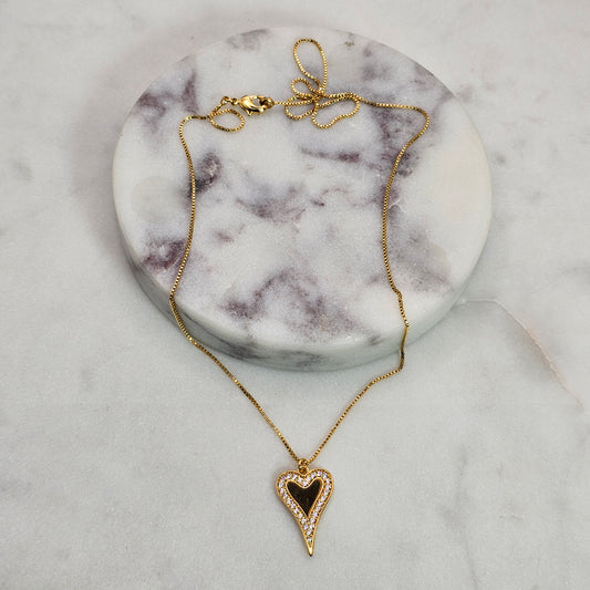 Collar Baño de Oro Sutil Corazon Alargado Cristales